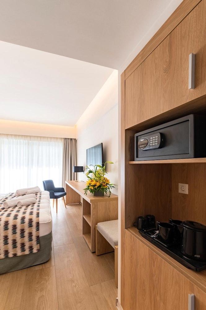 Acandia Hotel 4*